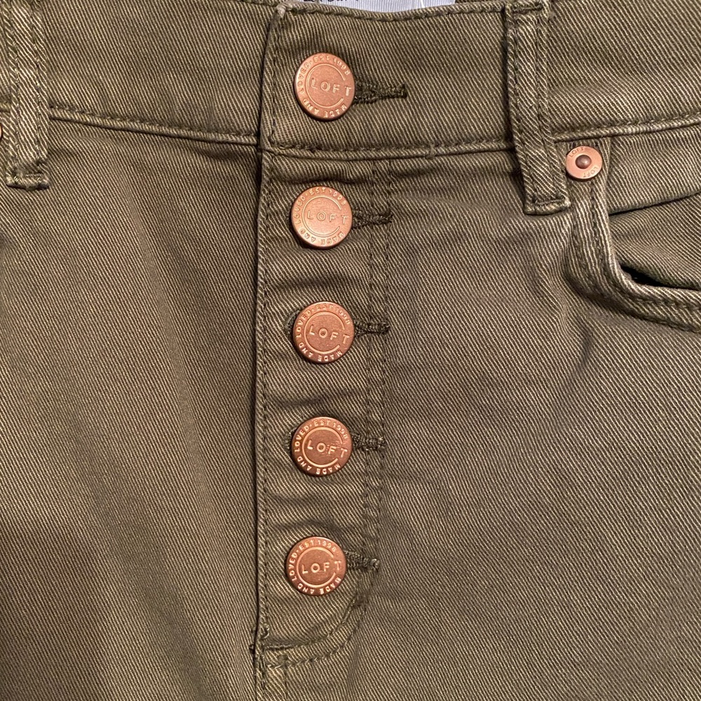Made and Loved LOFT High Rise Khaki Button-Fly Skinny Ankle Jeans. Size 27/4 - Picture 3 of 4